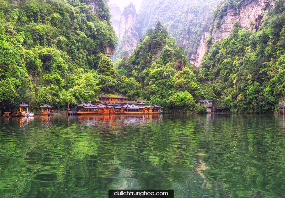 Danh thắng Bảo Phong - hồ ngọc bích trên núi Trương Gia Giới